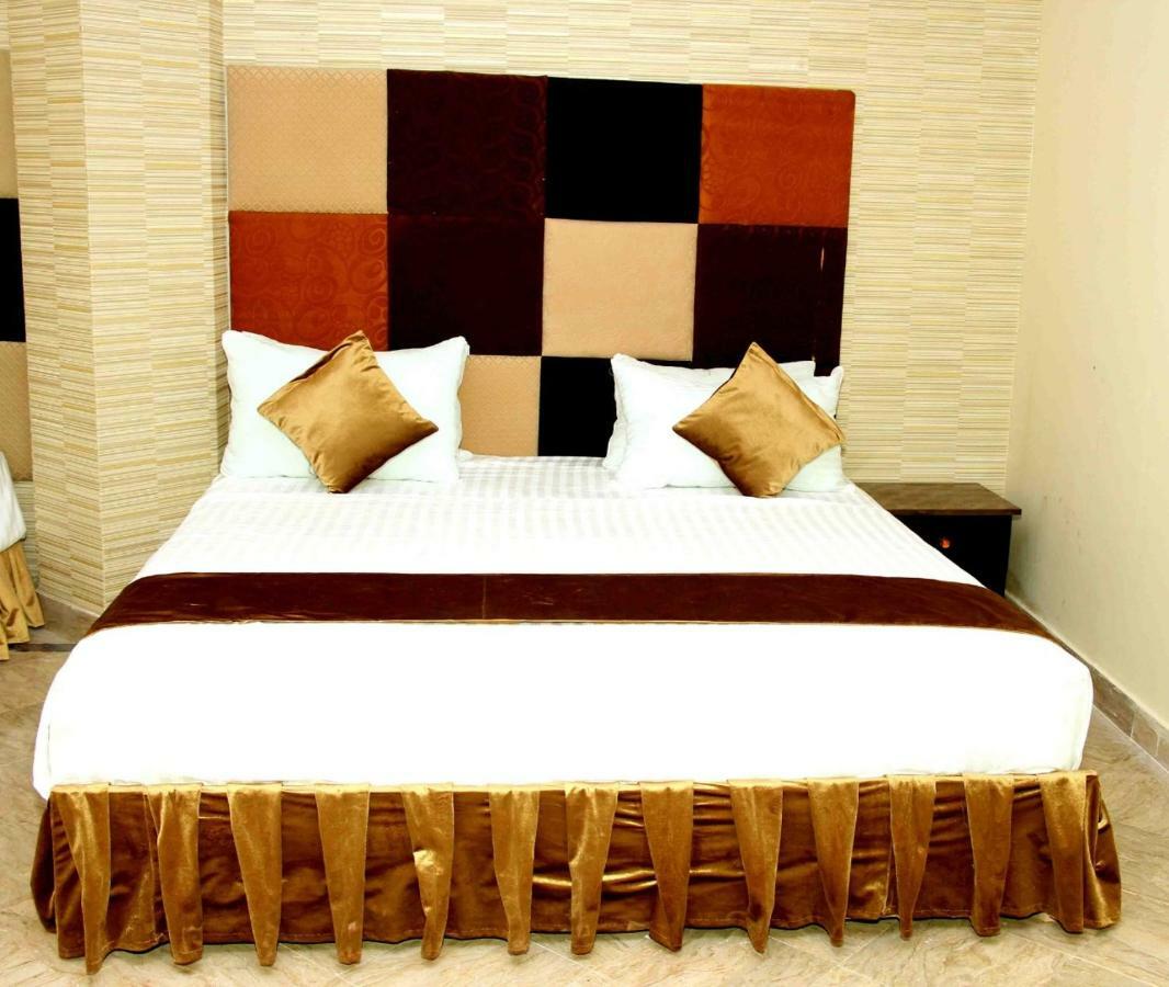 Premier Inn Gulberg Лахор Екстериор снимка