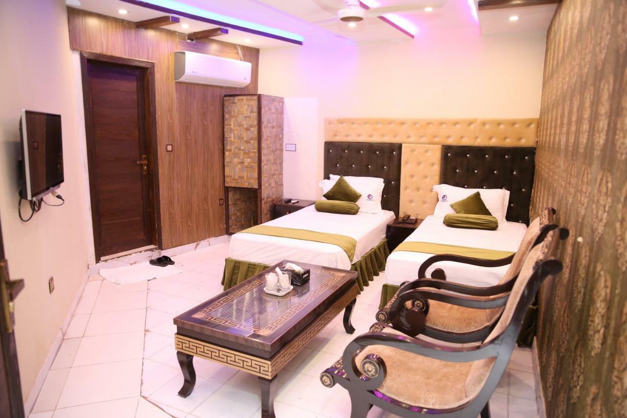 Premier Inn Gulberg Лахор Екстериор снимка