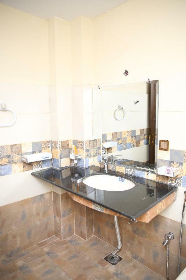 Premier Inn Gulberg Лахор Екстериор снимка
