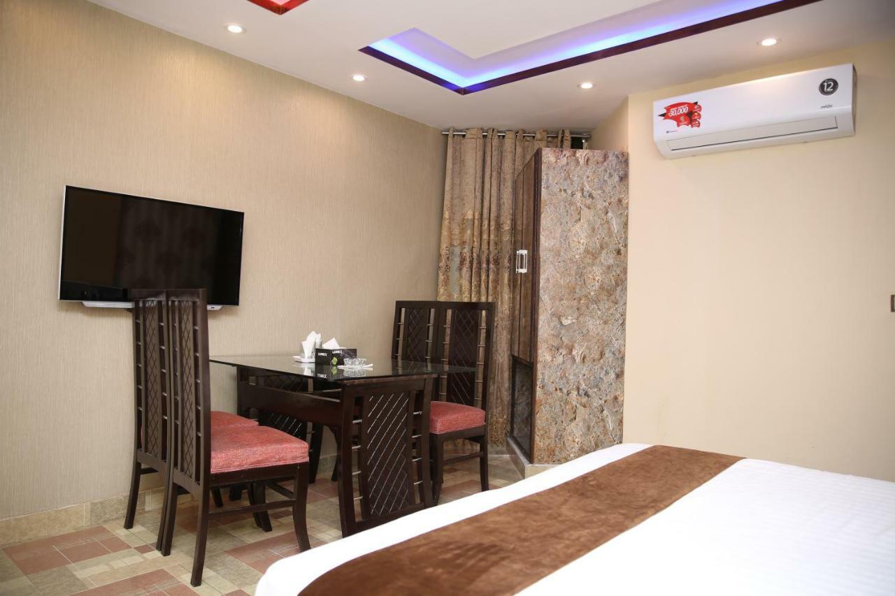Premier Inn Gulberg Лахор Екстериор снимка