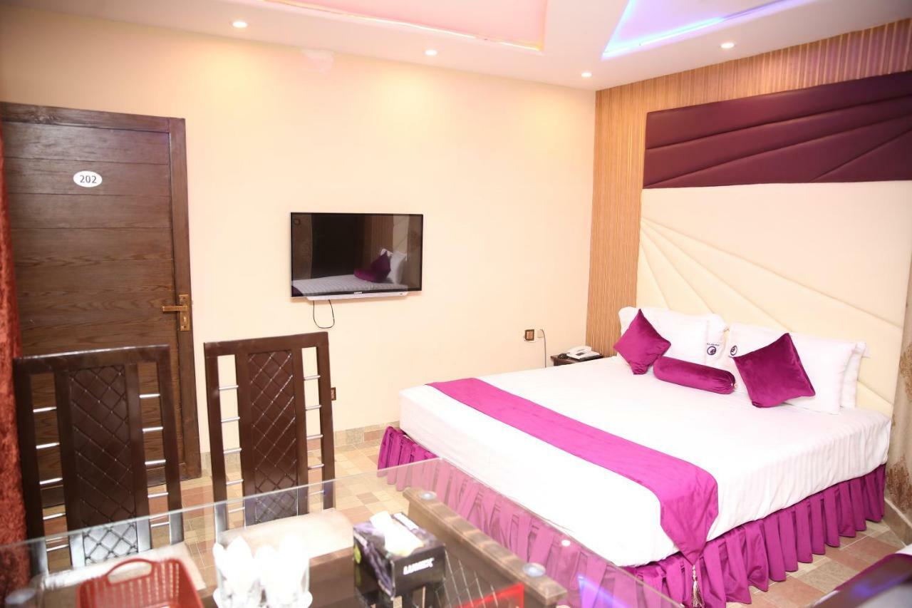 Premier Inn Gulberg Лахор Екстериор снимка