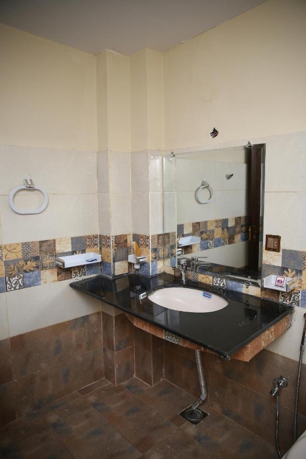Premier Inn Gulberg Лахор Екстериор снимка